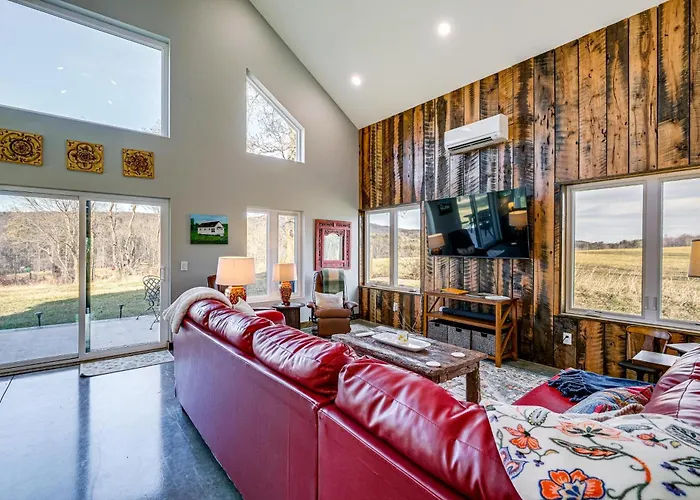 Peaceful Farmhouse Retreat 6 Mi To Virginia Tech!