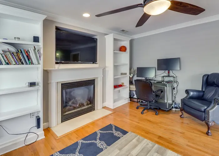 Centrally Located Hampton Roads Home W/ Game Room!