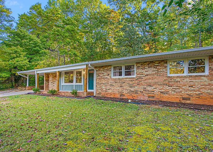 Zoo-Themed Family Home Near Nc Zoo