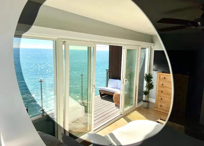 Malibu Waterfront Gallery With Private Beach Access