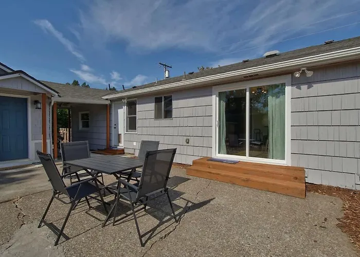 Ambrosia - Mid Century Near 3Rd St Pet-Friendly