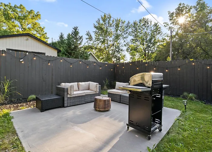 Beautiful Newly Renovated Home With King Bed & Lake Walkable