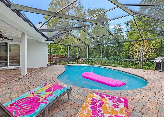 Tropical Garden Oasis, Pool & Hot Tub Near Beach!
