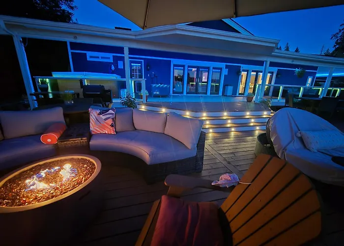 Sandy Shores Black Lake Estate, Hot Tub, Dock, Paddleboard, Treehouse & More!