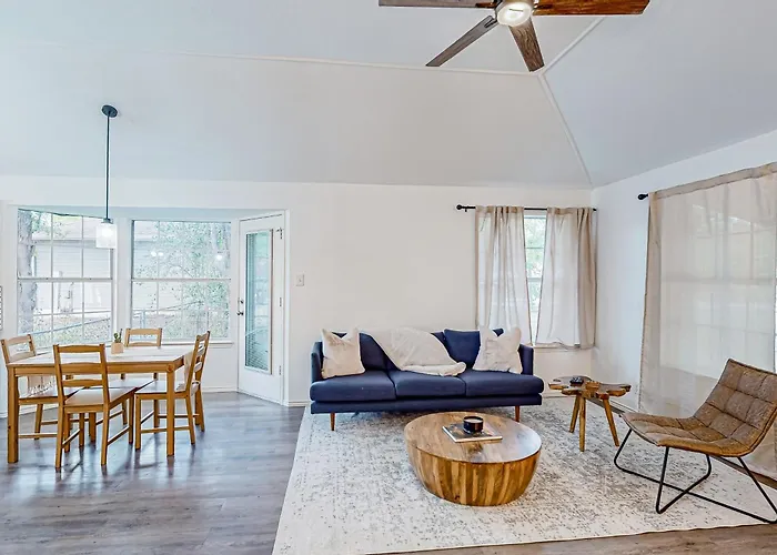 Beautiful Dog-Friendly Home With Fireplace, Large Yard, Hammock, W/D, And Ac