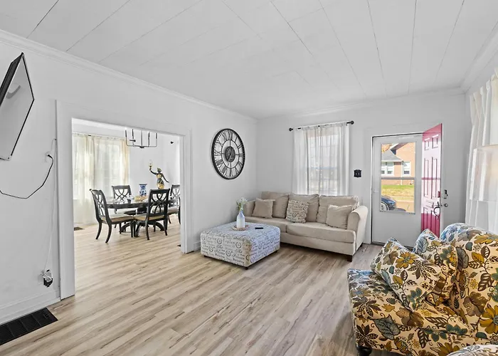 Luxe Retreat Home @ Griffith Ave - Prime Location ➠ 524W