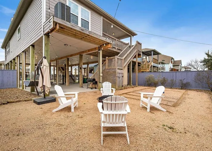 Perfect Seabrook Retreat Just Minutes From The Bay With Fire Pit And Cowyboy Soaking Pool