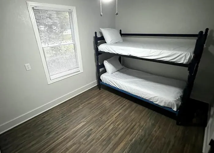Cozy Main Floor- Hecla