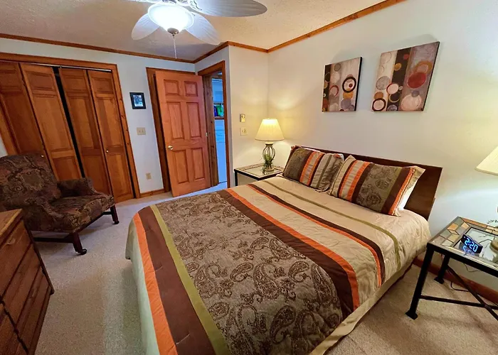 Lands End 4 Bedroom Condo: 5 Mins Walk To The Village