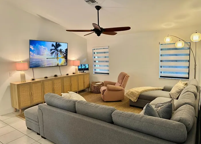 Three-Bedroom House - Best Area-Heated Pool-Spa And Sauna Close To Beaches