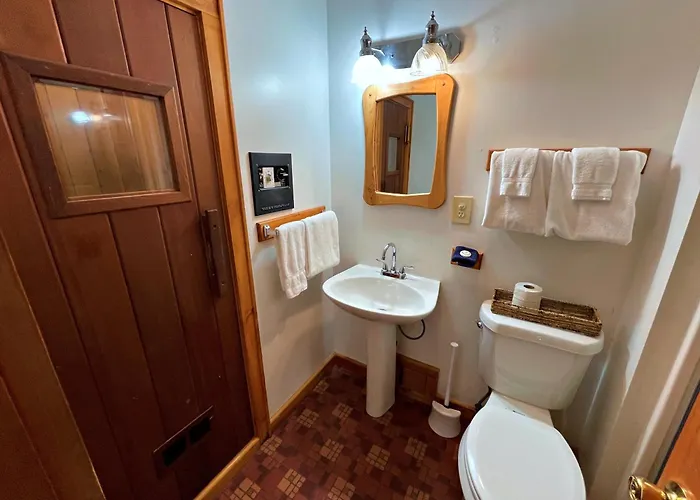 Lands End 4 Bedroom Condo: 5 Mins Walk To The Village