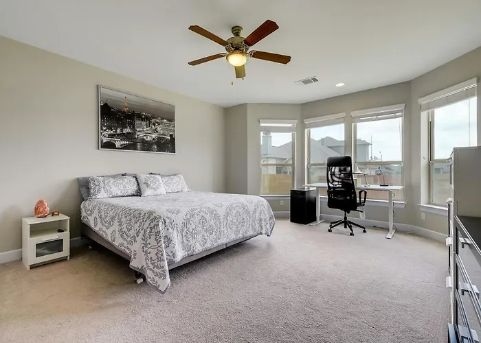 Tesla District Stay - Private Room - Wifi Plus Parking