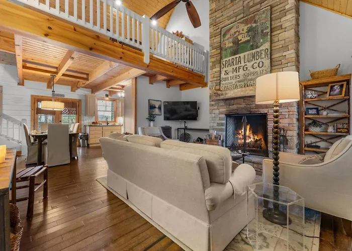 Lodge With Grill, Fireplace And Club Access