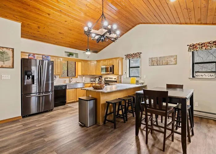 Crashing Creek Cabin - Hot Tub, Mountain Views And King Bed