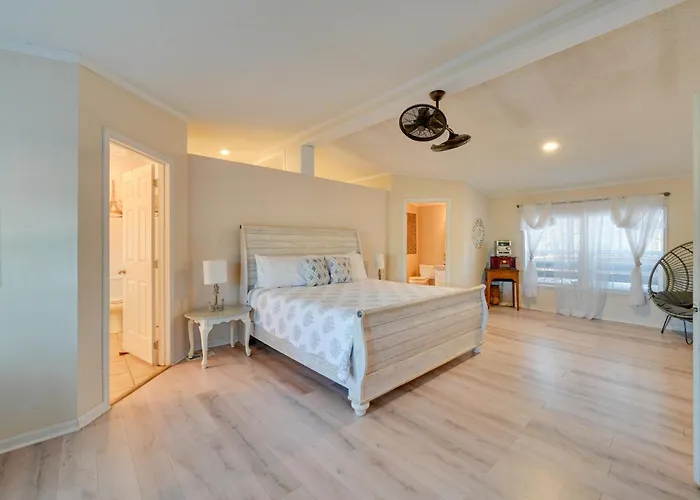9 Mi To Ecu: Pet-Friendly Greenville Home W/ Deck