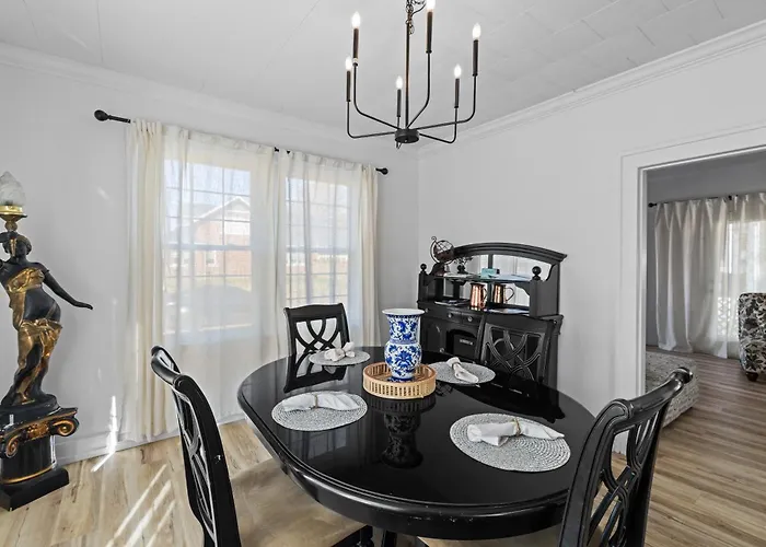 Luxe Retreat Home @ Griffith Ave - Prime Location ➠ 524W