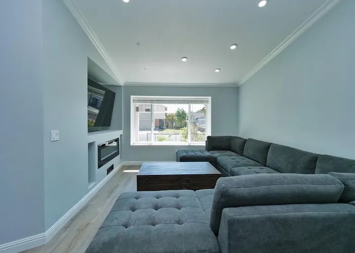 Renovated 5 Bd 3 Ba Ac Private Deck Lawn
