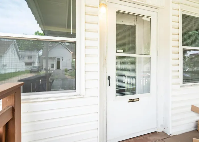 Cuyahoga Falls 3 Bedroom 2 Bath