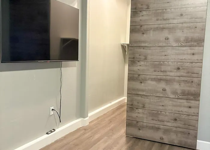 Spacious 5 Bdrm 4 Bth With Pool & Spa