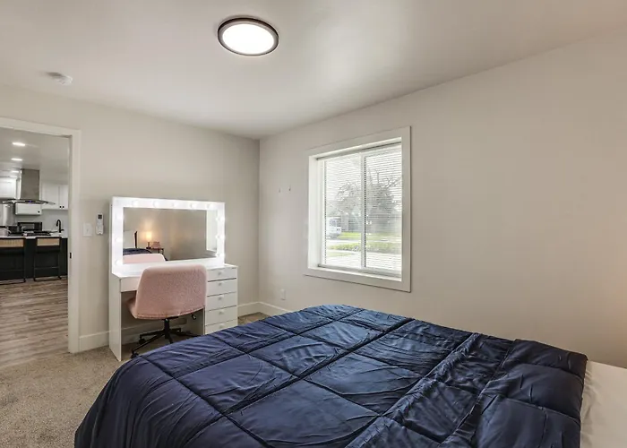 Under 1 Mi To Med Center! Stylish Home In Tulare