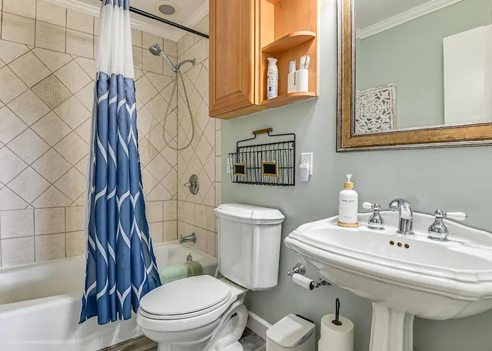 1/2 Mi To River! Poolside Escape On Merritt Island