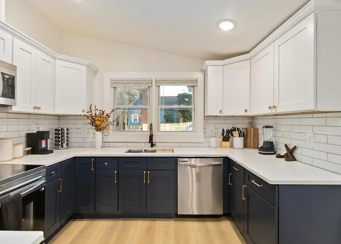 Renovated & Spacious 2Br Downtown Retreat 2 Minutes To Fuse District Pet Friendly Free Parking