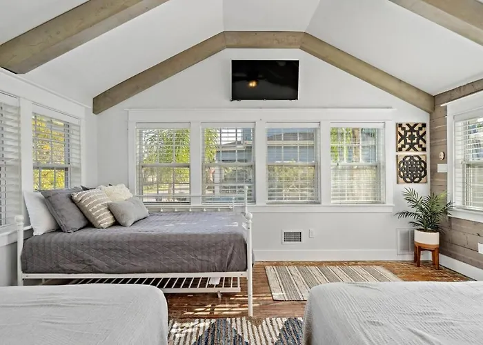 Cute Bungalow With Massive Deck And Fire Pit, Walk To Kemah Boardwalk
