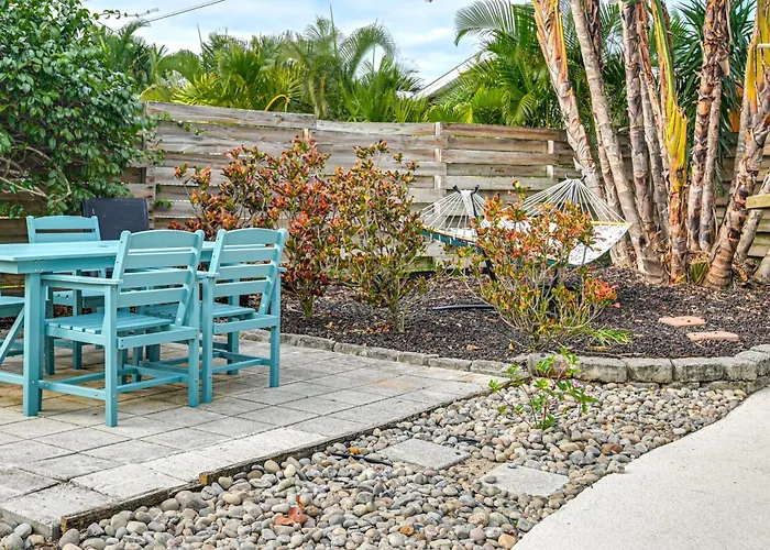 1/2 Mi To River! Poolside Escape On Merritt Island