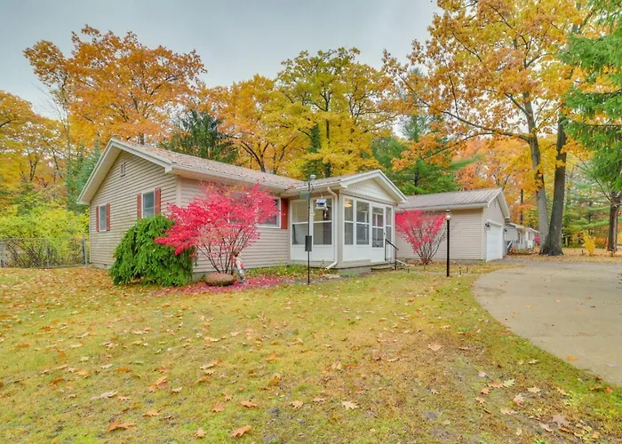 Cozy Houghton Lake Home With Fire Pit And Porch