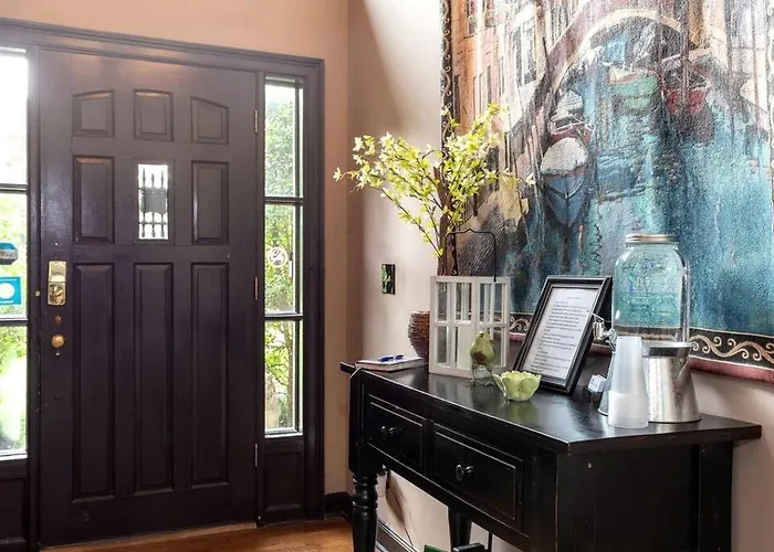 Peaceful Historic Villa With Hot Tub & Pool Near Downtown Nashville, Tennessee
