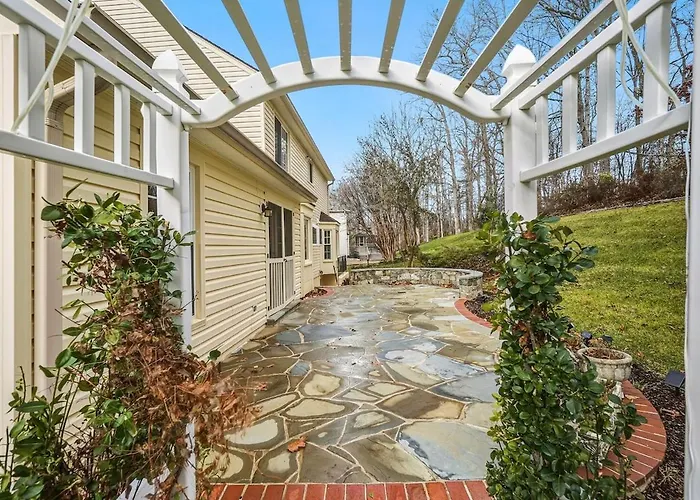 Bright Family Retreat With Private Backyard & Loft