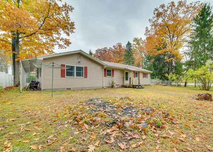 Cozy Houghton Lake Home With Fire Pit And Porch