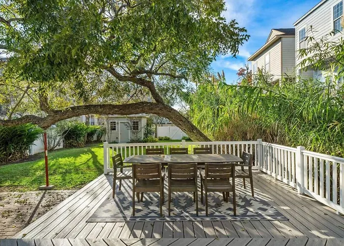 Cute Bungalow With Massive Deck And Fire Pit, Walk To Kemah Boardwalk