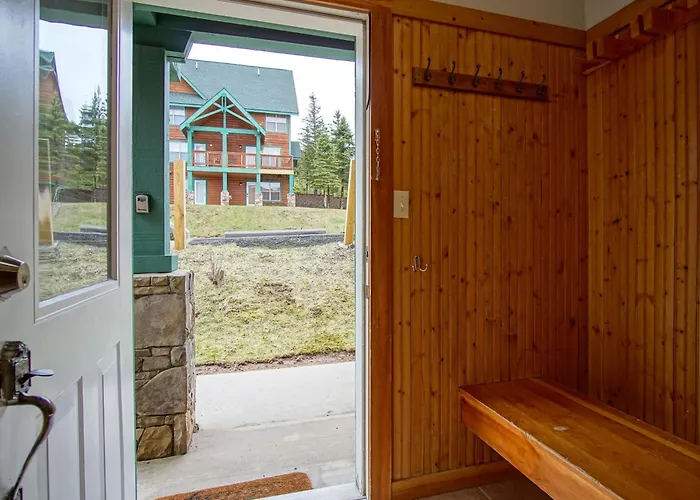 Camp Four 23: Pet Friendly, Slope Side, Gas Fireplace