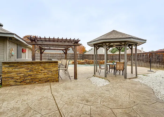 Group-Friendly Burleson Getaway W/ Outdoor Oasis
