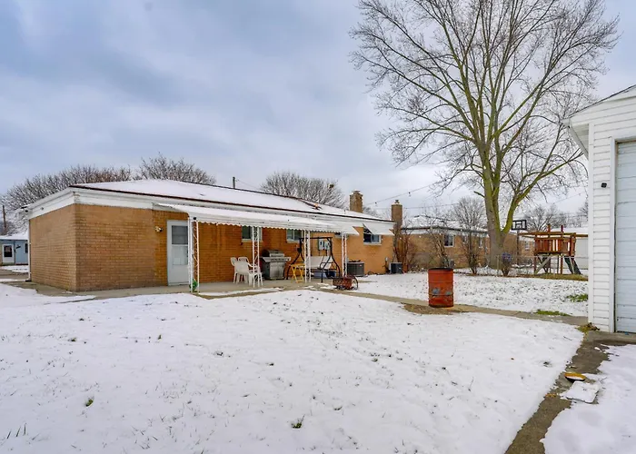 Metro Detroit Home W/ Fire Pit & Game Room!