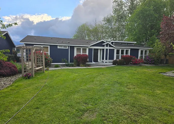 Sandy Shores Black Lake Estate, Hot Tub, Dock, Paddleboard, Treehouse & More!