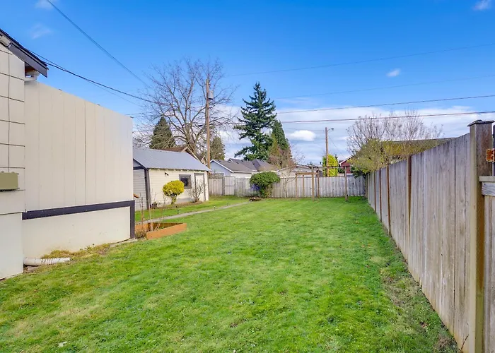 1 Mi To Historic Dtwn: Dog-Friendly Everett Home!
