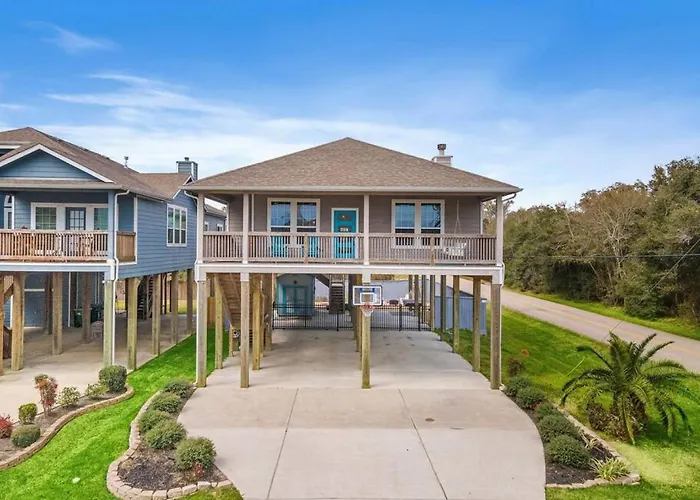 Perfect Seabrook Retreat Just Minutes From The Bay With Fire Pit And Cowyboy Soaking Pool