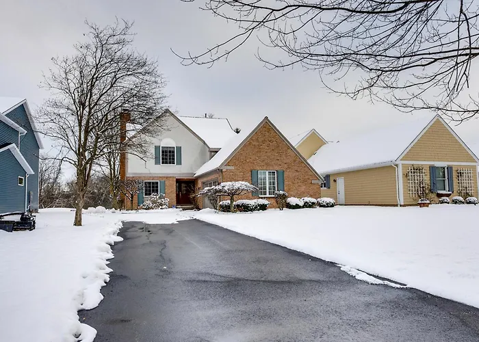 7 Mi To Dtwn Toledo: Spacious Family Home!