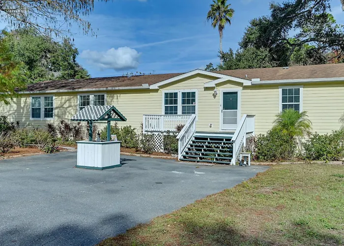 Weeki Wachee Family Getaway: Canal-Front Home