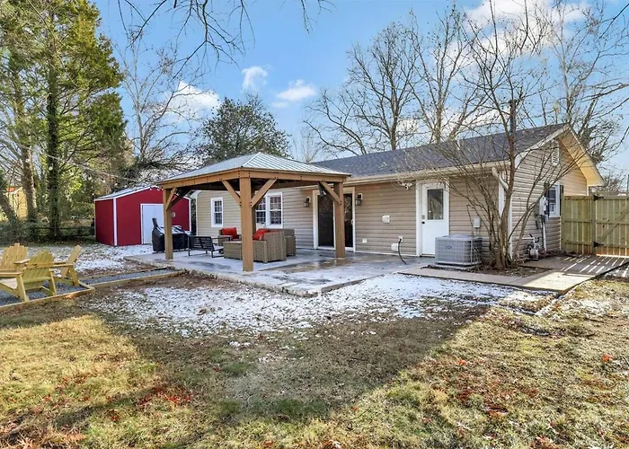Cozy 4Br Retreat - Private Backyard, Gazebo & Grill