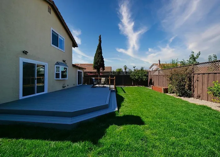 Renovated 5 Bd 3 Ba Ac Private Deck Lawn