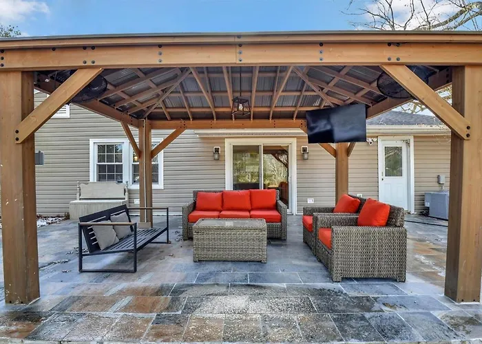 Cozy 4Br Retreat - Private Backyard, Gazebo & Grill