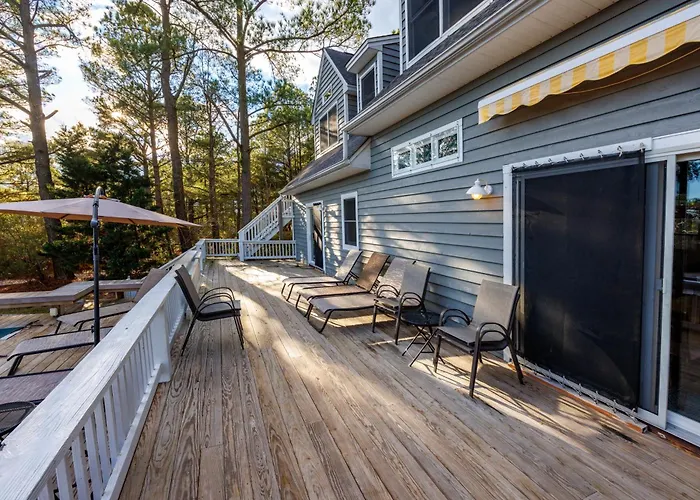 Very Private And Spacious Waterfront Family House