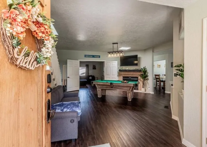 Spacious Family Home With Pool, Hot Tub, Fast Wifi
