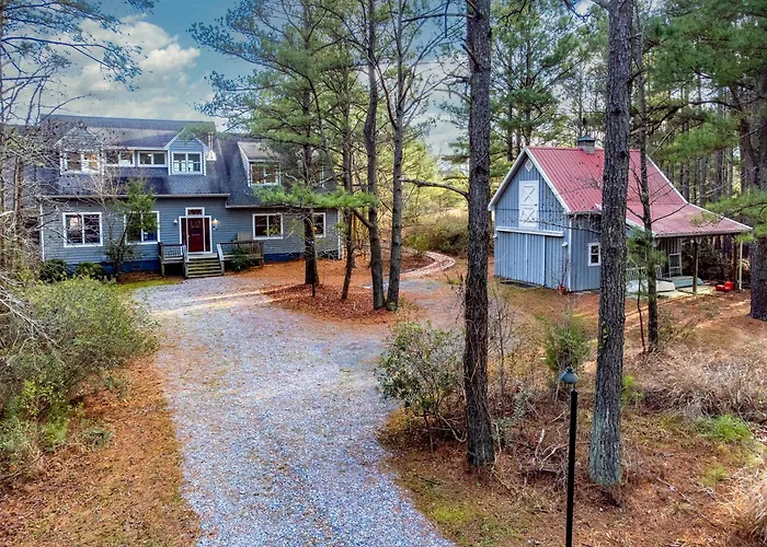 Very Private And Spacious Waterfront Family House