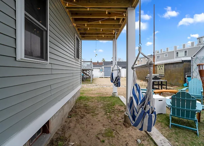 Salisbury Surf & Sol Pet-Friendly Backyard Games