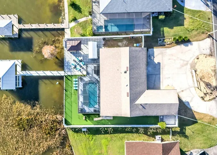 Lake, Pool, Hottub, Game Room, 8 Beds, Sleeps 17