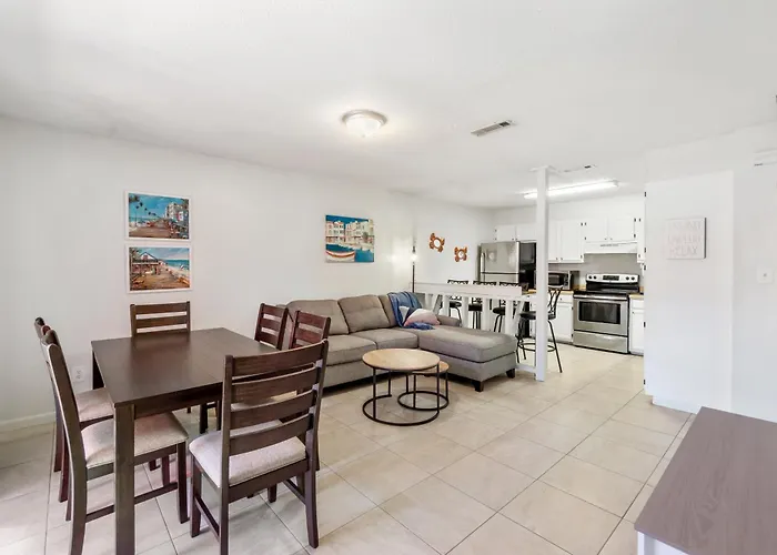 Private Patio, King Bed, Desk, Fenced Yard Access, Dogs Stay Free, 8 Mi To Pensacola Beach, In-Unit Washer And Dryer